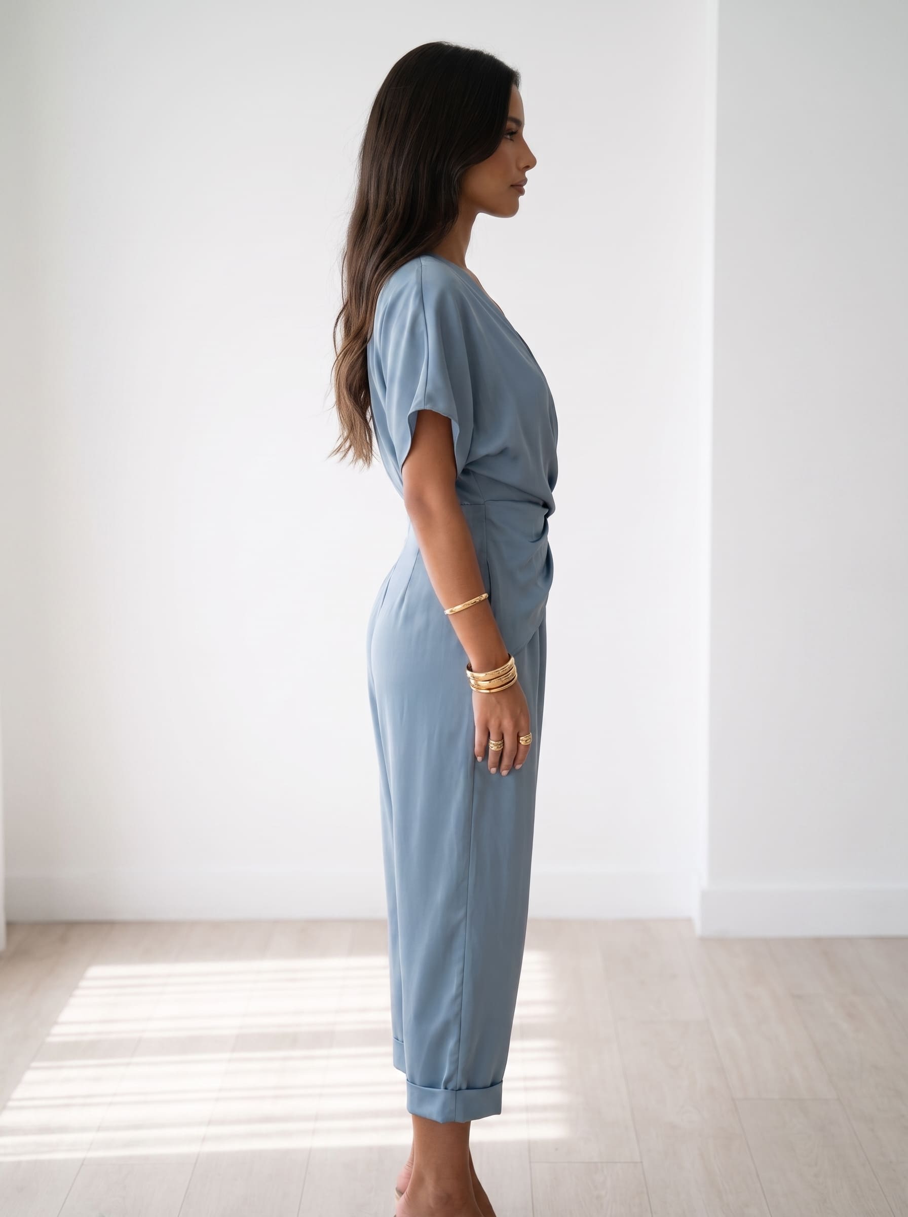 Mono Natalia Liria Studio Elegance Edición Verano Azul, perfil en estudio con fondo brillante y detalles del diseño.