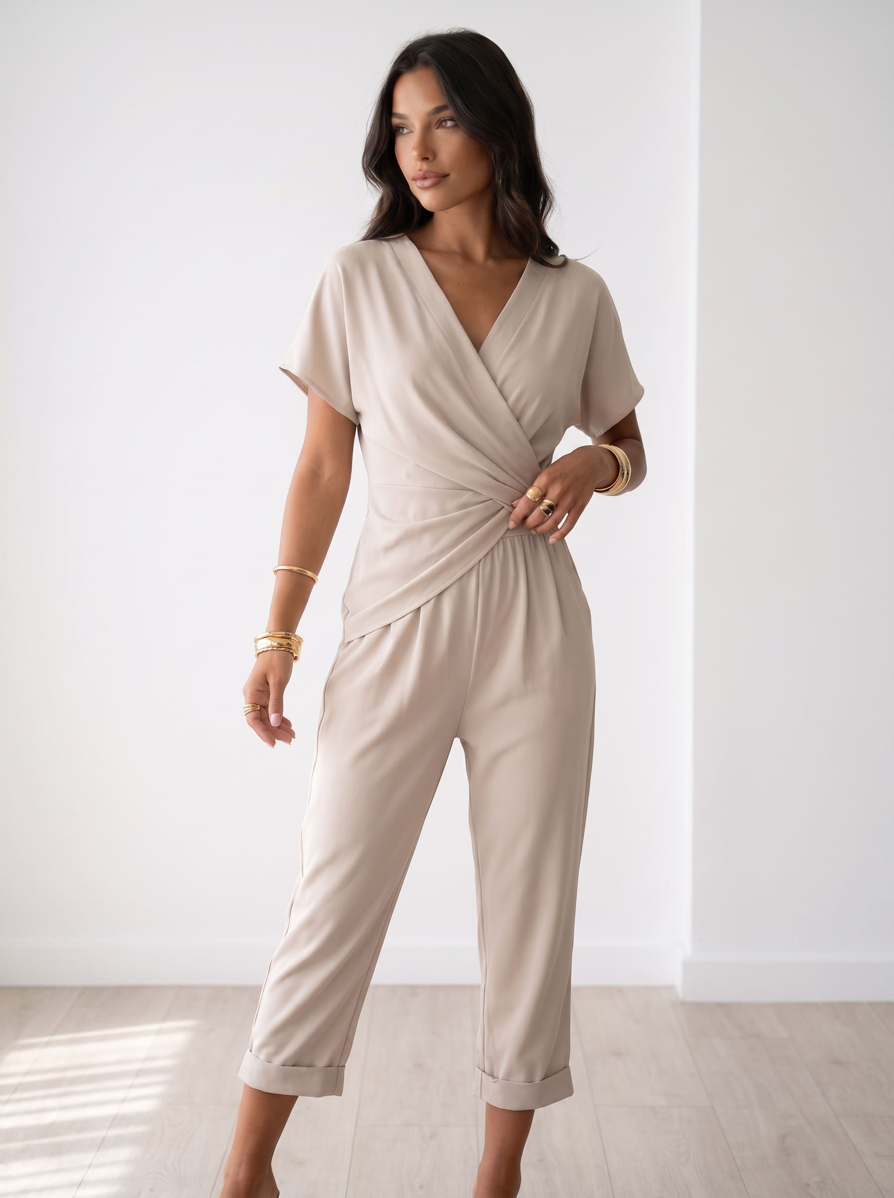 Mujer con mono beige con perlas, estilo elegante y veraniego, luciendo el mono Natalia de Liria Studio en edición verano azul.