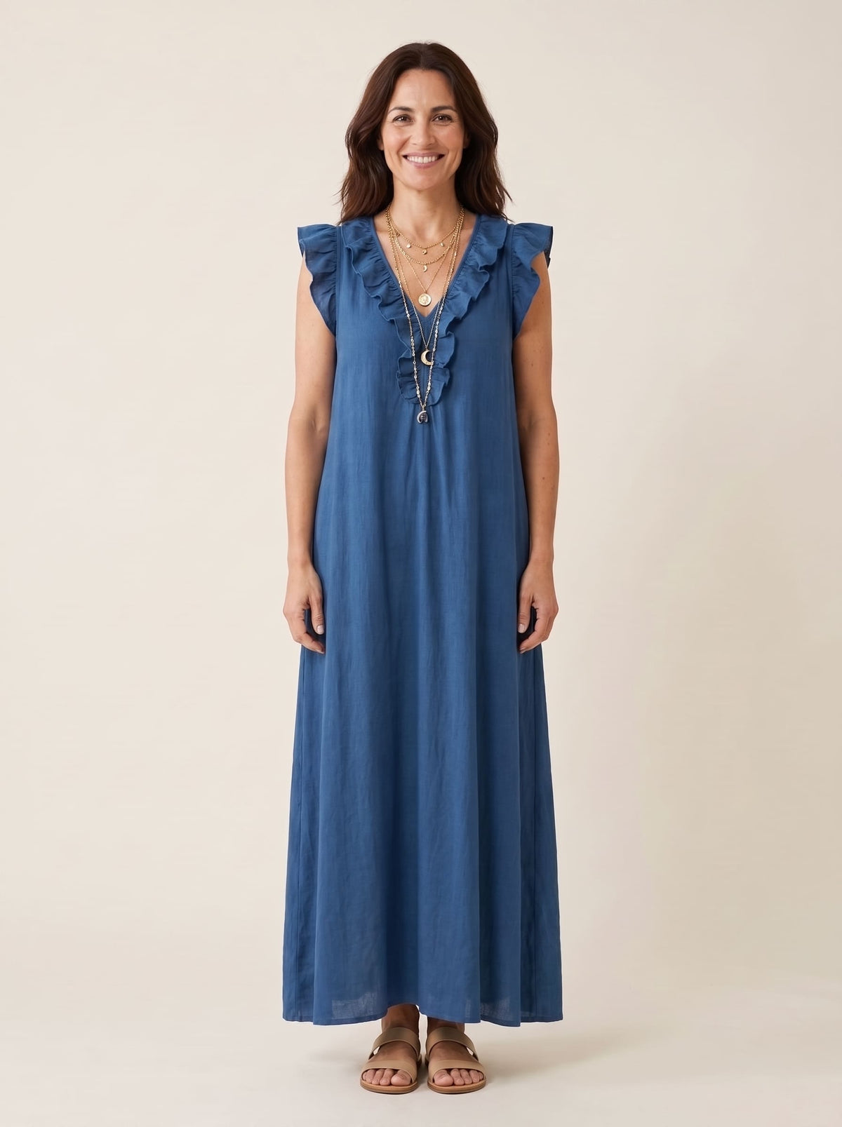 Mujer con vestido bohemio azul largo de estilo mediterráneo de Liria Studio, ideal para looks casual y elegantes.